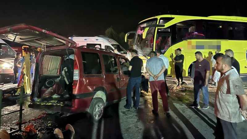 Manisa'da otobüs ile hafif ticari araç çarpıştı: 1 ölü