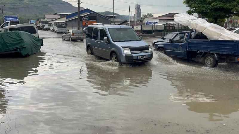 Bartın’da etkili sağanak sonrası yollar göle döndü