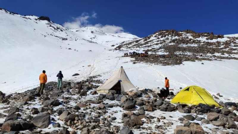 Haziranda da zirvesi beyazla kaplı olan Ağrı Dağı dağcıları ağırladı