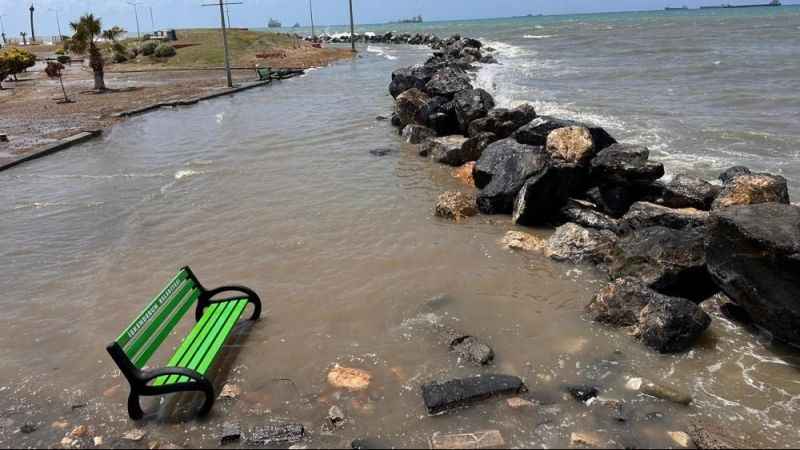 İskenderun'da fırtınada sahil şeridini su bastı
