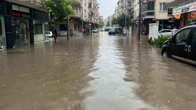 Akhisar'da hastaneyi sel suları bastı, hastalar tahliye edildi