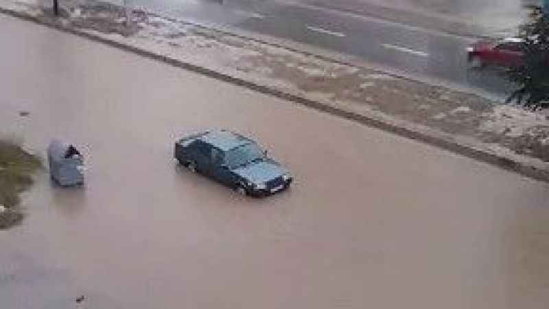 Uşak'ta sağanak ve dolu: Ev ve iş yerlerini su bastı