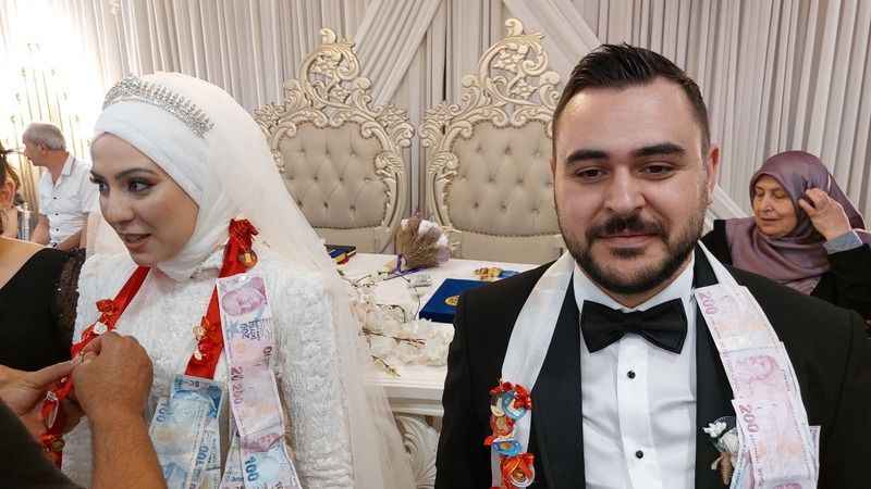 Gelinliğiyle hasta ziyaretine gitti