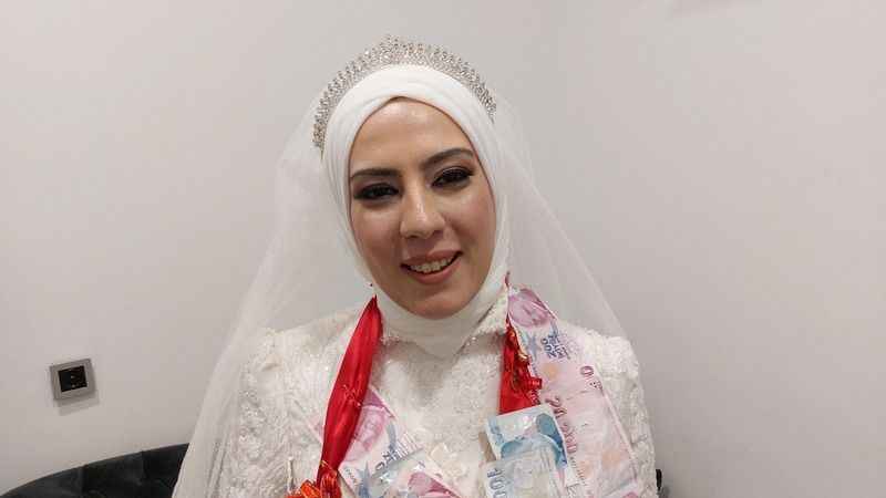 Gelinliğiyle hasta ziyaretine gitti