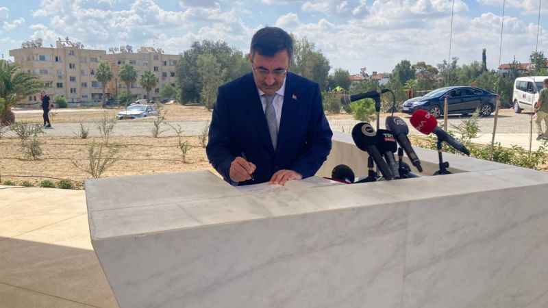 Cumhurbaşkanı Yardımcısı Yılmaz, Dr. Küçük ve Denktaş’ın anıtını ziyaret etti