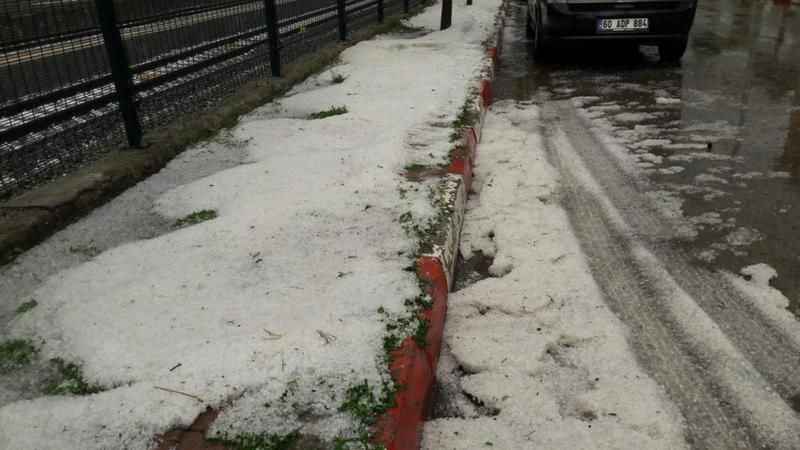 20 dakika yağan dolu Tokat’ı beyaza bürüdü