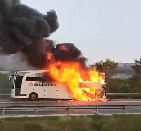 Mersin'de otoyolda yolcu otobüsü yandı