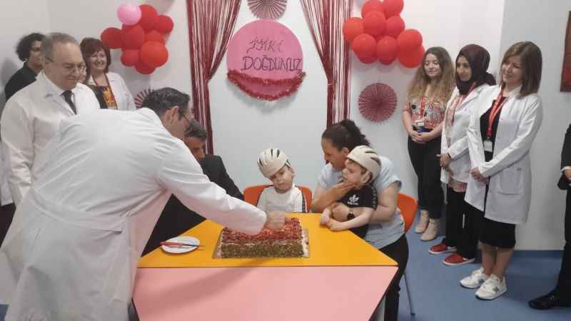 Operasyonla ayrılan siyam ikizleri 5'inci yaşını kutladı