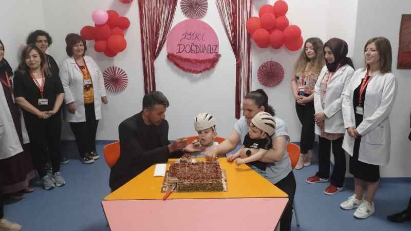 Operasyonla ayrılan siyam ikizleri 5'inci yaşını kutladı