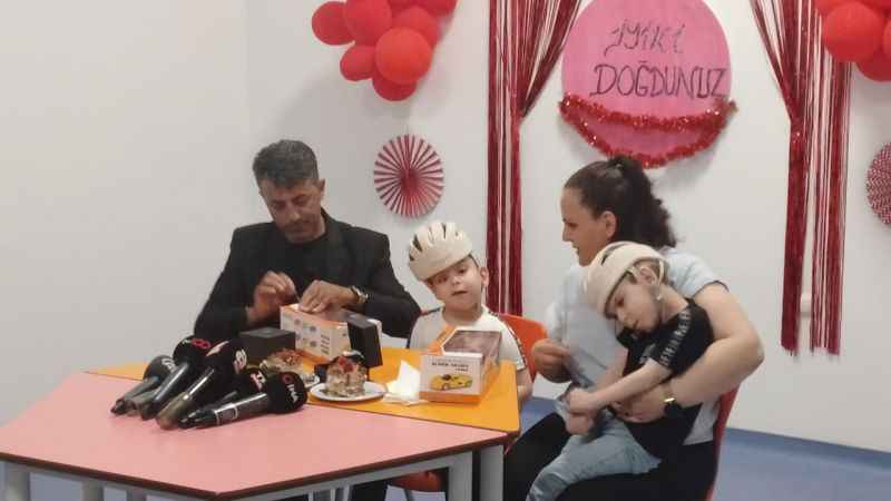 Operasyonla ayrılan siyam ikizleri 5'inci yaşını kutladı