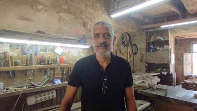 Tahtadan sanat eserleri yapıyor