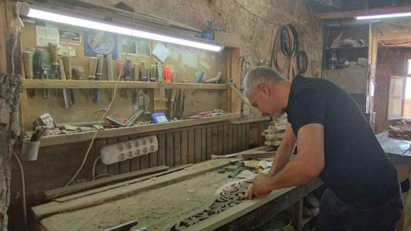 Tahtadan sanat eserleri yapıyor