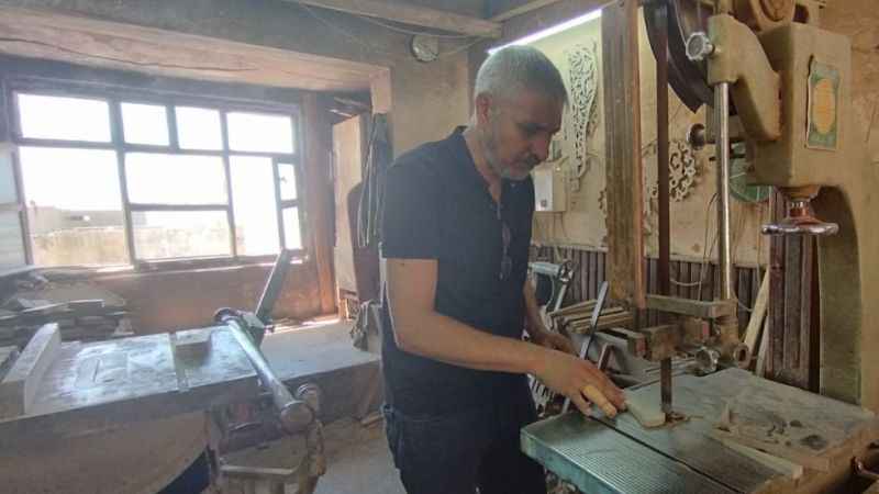 Tahtadan sanat eserleri yapıyor