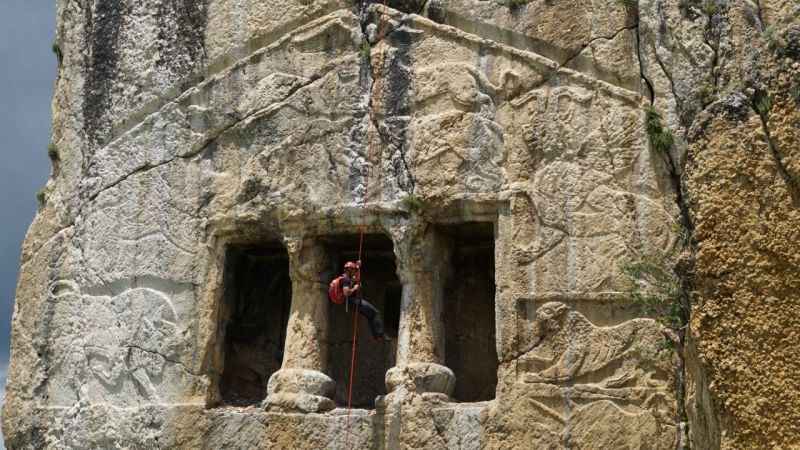 2 bin 700 yıllık kaya mezarı bakımsızlıktan yok oluyor