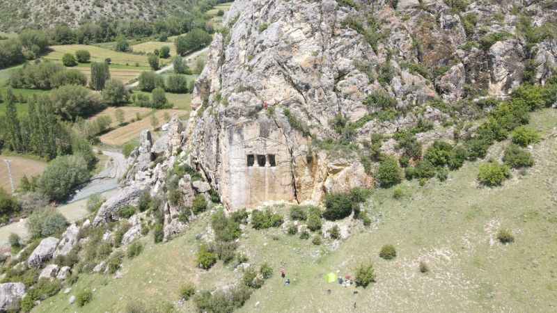 2 bin 700 yıllık kaya mezarı bakımsızlıktan yok oluyor
