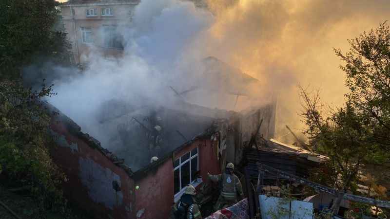 Küçükçekmece’de gecekondu alevler içinde kaldı