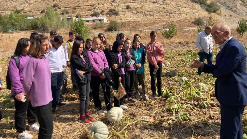 Öğrencilere Tarlada Ata Tohumun Ve Organik Tarımın Önemi Anlatıldı
