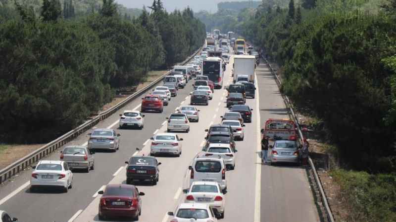 Bayram göçünde otoyolun Sakarya geçişinde akıcı yoğunluk