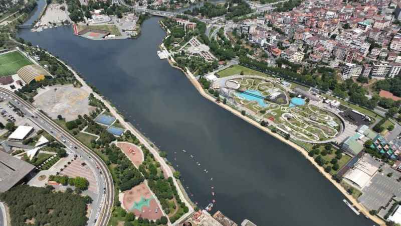 Haliç’i besleyen Alibey deresi atıklarla doldu