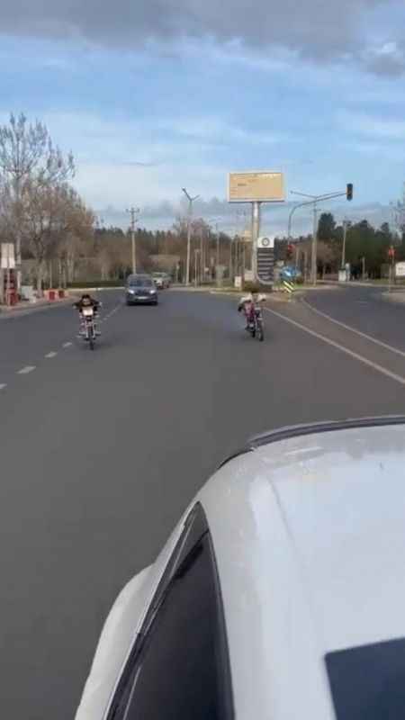 Motosiklet Üzerine Uzanıp Yolculuk Eden Gençler Ölüme Davetiye Çıkardı