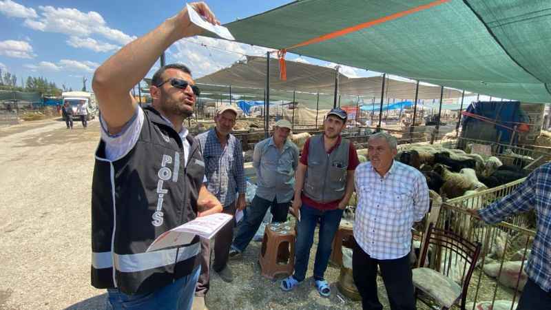 Polisten kurban pazarında sahte para uyarısı