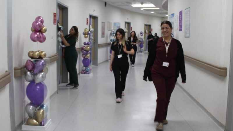 Hasta çocukları duvarlardaki çizgi film karakterleri karşılıyor