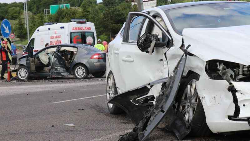 Bolu'da iki otomobil çarpıştı: 9 yaralı