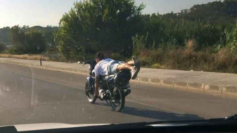 Motosiklet üzerinde yatarak sürüş pahalıya patladı: 7 bin 558 TL ceza