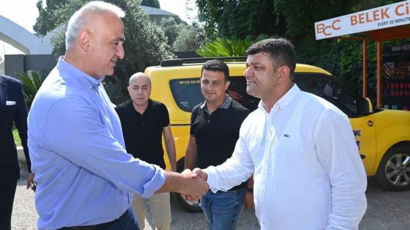 Bakan Ersoy, turizm bölgesi Belek’te taksici esnafıyla bayramlaştı