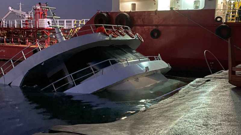 Yenikapı sahilde tur teknesi battı