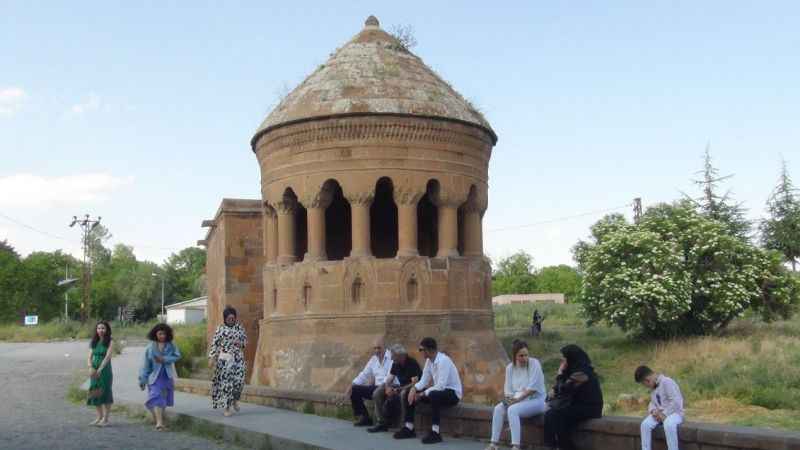 Açık hava müzesi Ahlat’ta bayram yoğunluğu