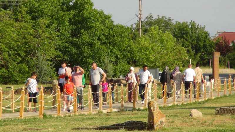 Açık hava müzesi Ahlat’ta bayram yoğunluğu