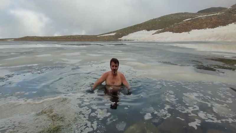 70 yaşındaki adam Haziran sonunda Uludağ'ın buzlu göllerinde yüzüyor