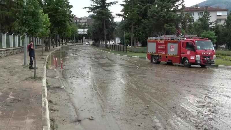 İki araçtaki 6 kişinin yardımına itfaiyeciler yetişti