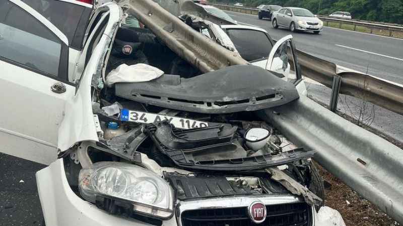 Anadolu Otoyolu’nda otomobil bariyerlere ok gibi saplandı: 3 yaralı