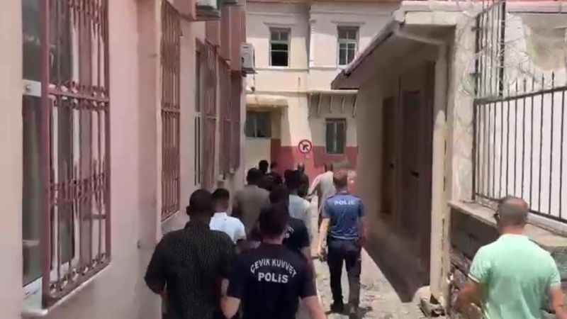 İzmir polisi düzensiz göçmenleri kıskaca aldı: 109 kişi yakalandı