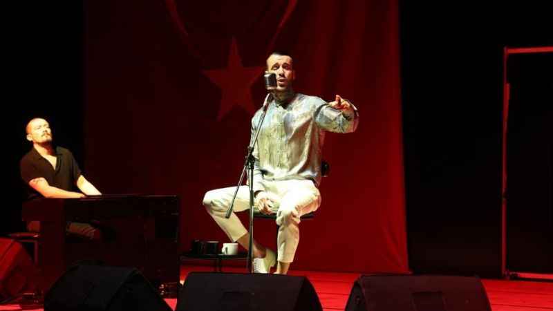 Ünlü sanatçı Marmaris’i coşturdu