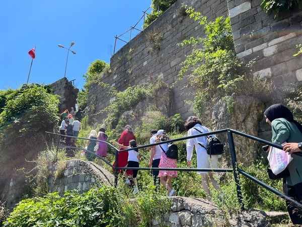 Amasra’da plajlar dolu, insan seli yaşandı