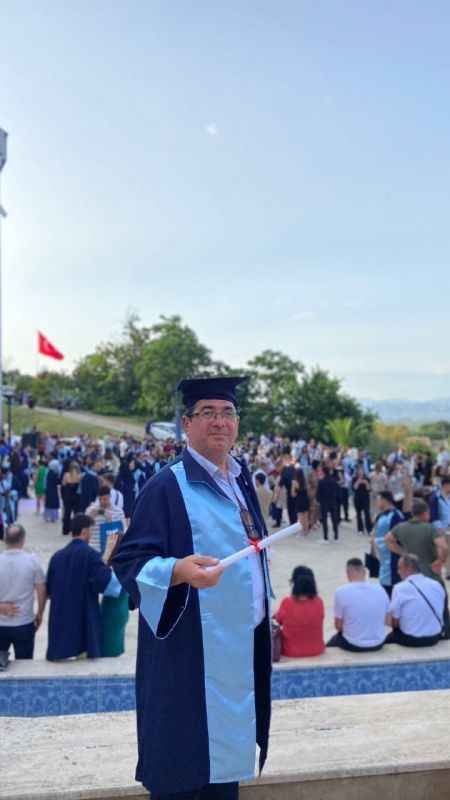 4 yıllık üniversiteyi 2,5 yılda bitirdi, 56 yaşında kep fırlattı