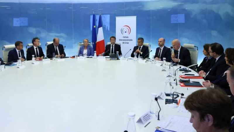 Macron: Sokaklara daha fazla polis konuşlandırılacak