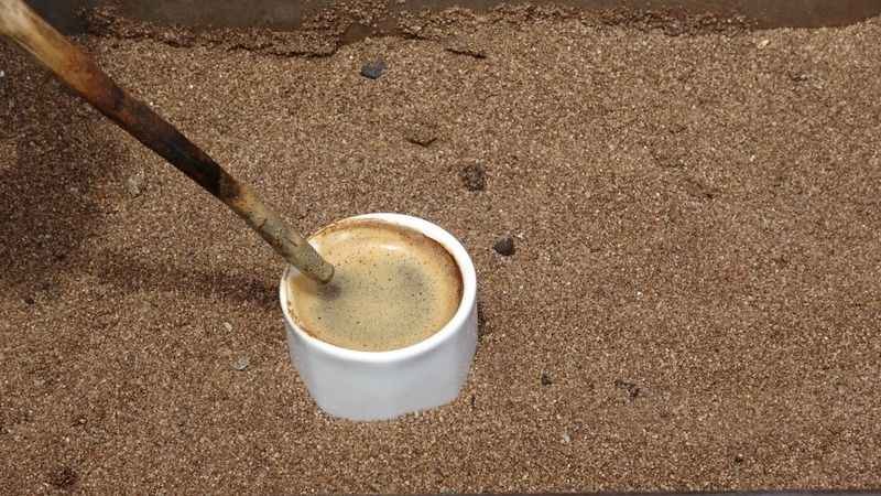 Assos'ta kumda kahve keyfi