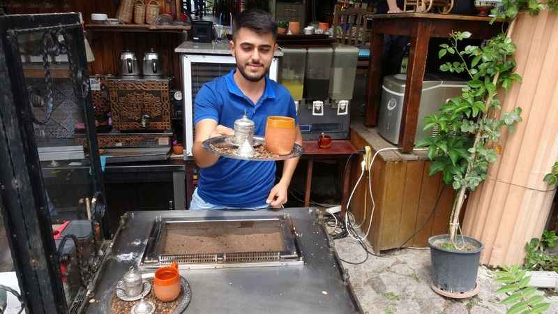 Assos'ta kumda kahve keyfi