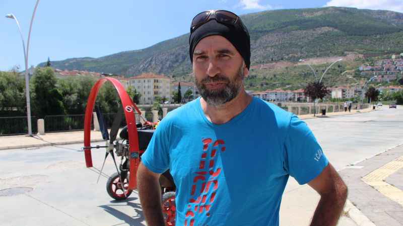 Paraşütçüden Amasyalılara gökyüzünden bayram kutlaması