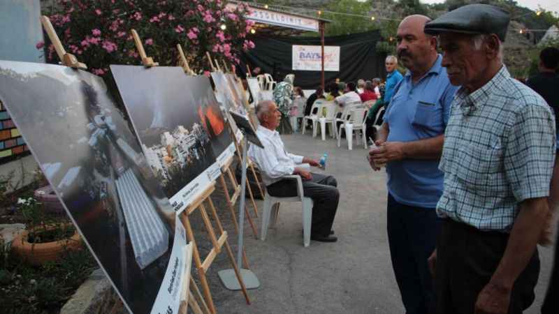 Eşeğe saman balyası yükleme yarışması
