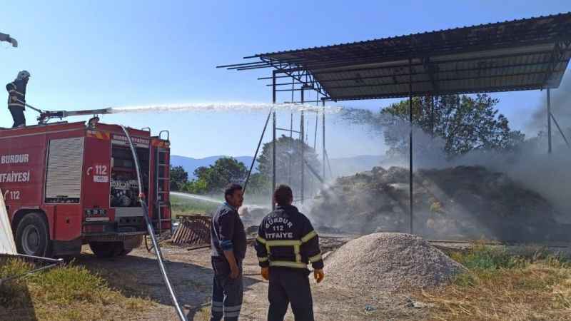 Kaynak makinesinden sıçrayan kıvılcım saman balyalarını kül etti