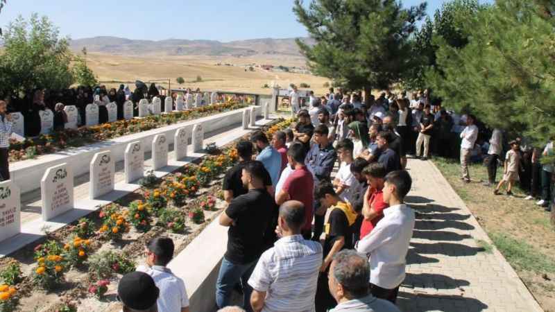 Diyarbakır’da PKK’nın 31 yıl önce katlettiği 2’si çocuk 10 kişi anıldı
