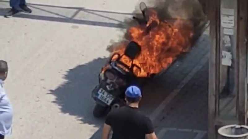 Seyir halindeki motosiklet alev alev yandı