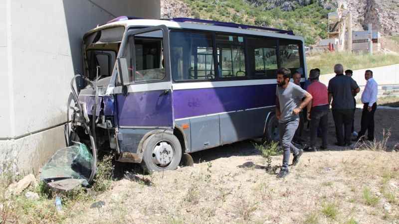 Amasya’da otomobille çarpışan minibüs köprü ayağına daldı: 8 yaralı