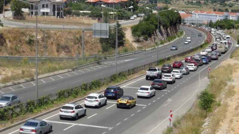 Gökova-Yatağan karayolunda tatilcilerin araç yoğunluğu arttı