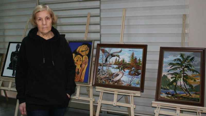 Yalnızlığını resim yaparak gideriyor